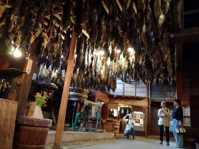 新潟村上のきっかわの千年鮭を吊るしている様子