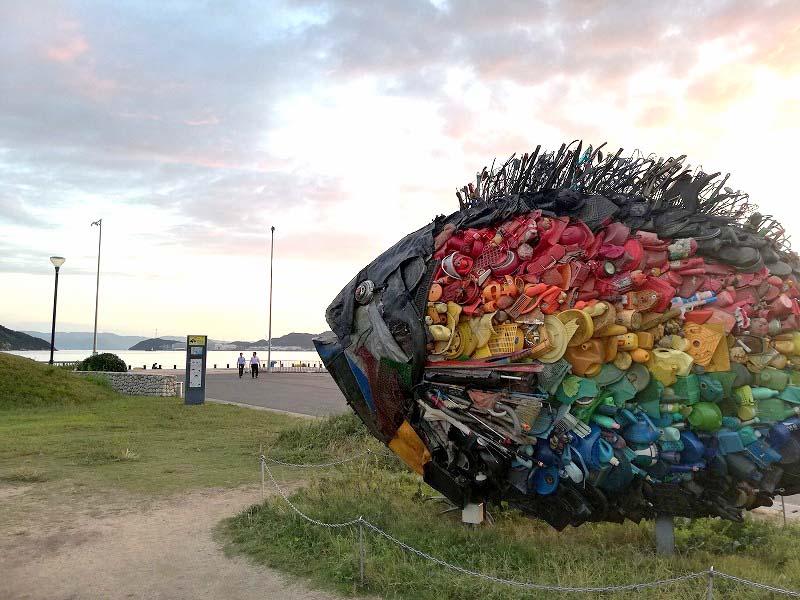 宇野港の海岸に設置されたアート作品「宇野のチヌ」