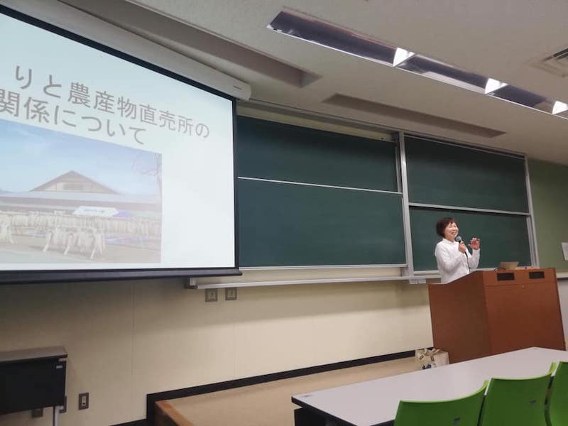 大学でゲストが講義する様子